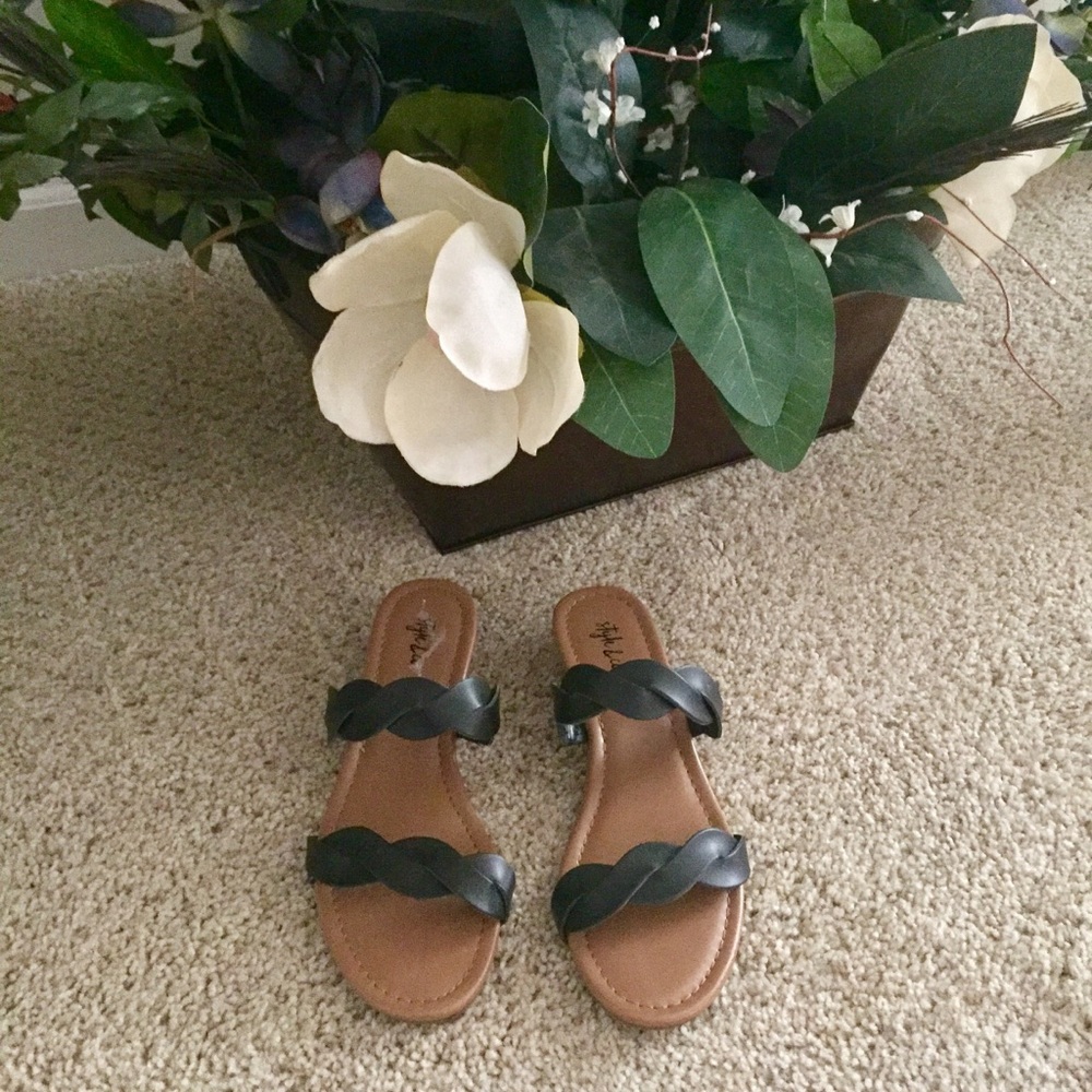 ••NEW•• Black and Brown Flip Flops